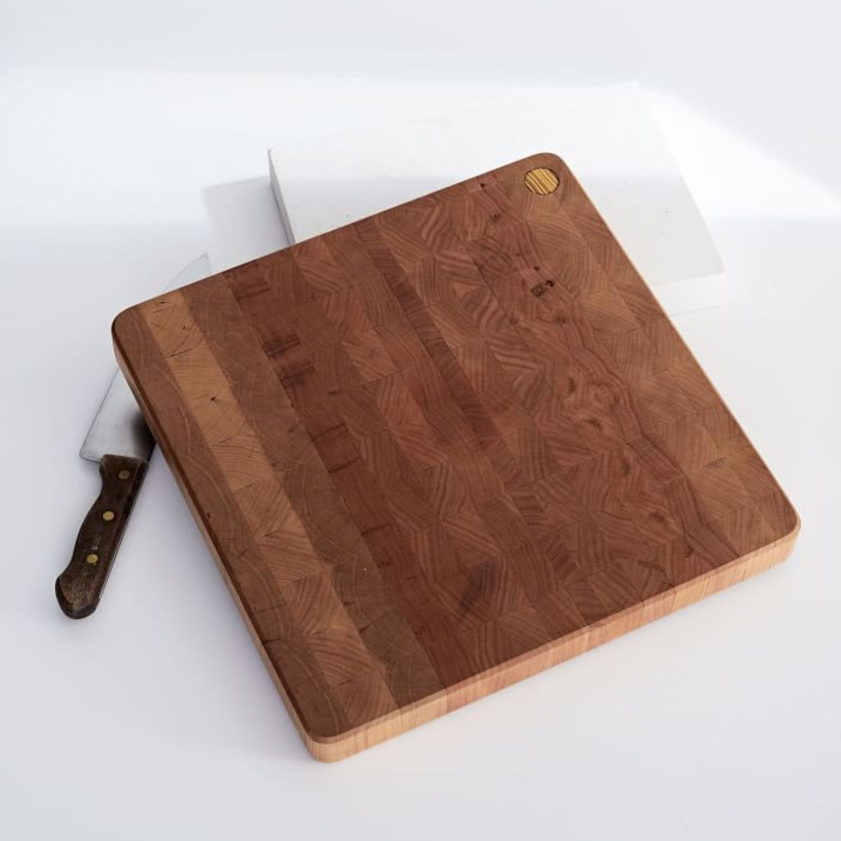 Larch Wood Classic Cutting Board Medium